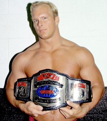 Steve Austin skjortlös med WCW-bältet i handen