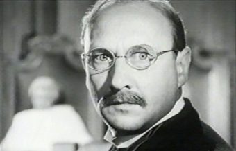 Donald Pleasence wearing wig in movie Dr Crippen